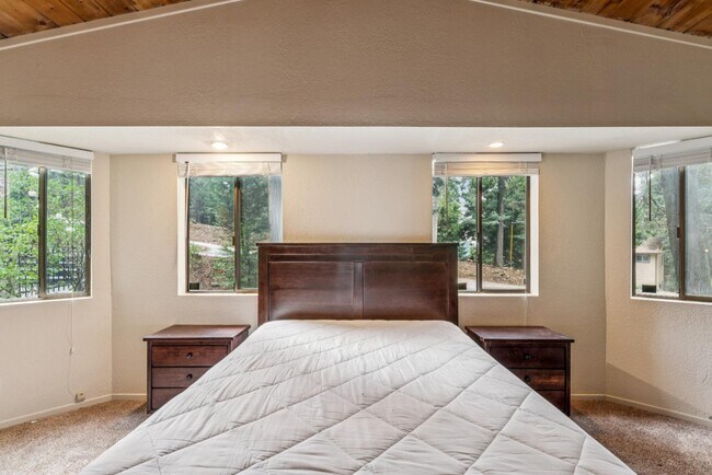 Building Photo - 725 Ivy Ln