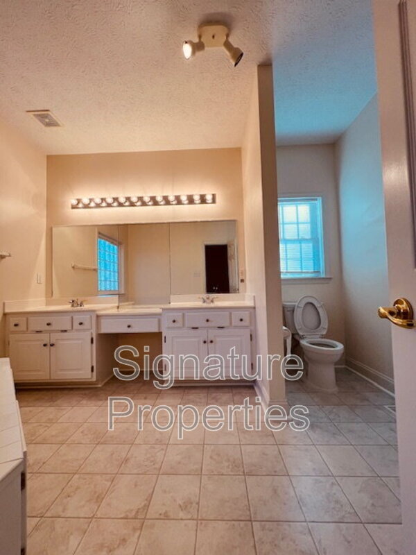 Building Photo - 5100 Beachmere Ct