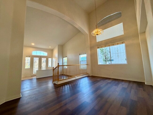 Building Photo - Lovely, large 4 bedroom