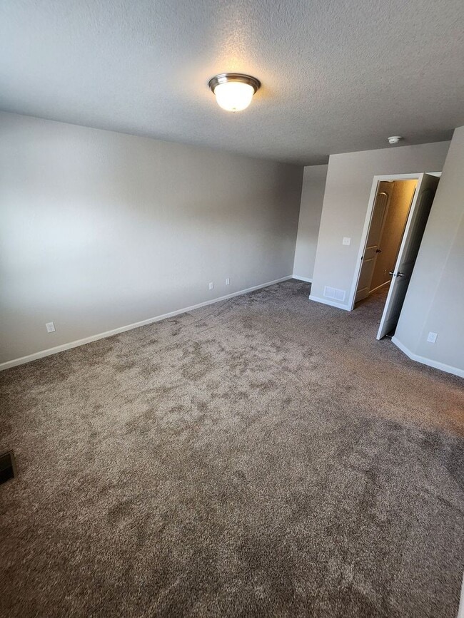 Building Photo - Beautiful Townhome