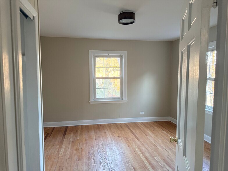 Building Photo - 6704 N Trumbull Ave