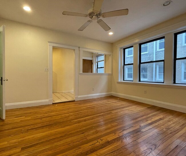 Building Photo - Don't miss out on this amazing deal!