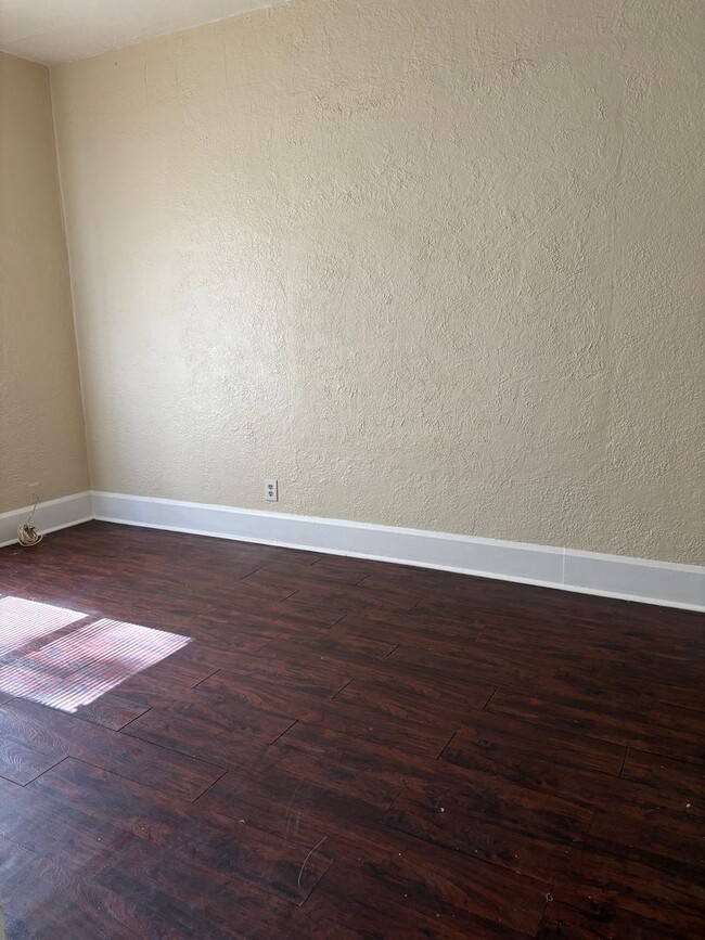 Building Photo - Large 4 bedroom 1 Bath House for rent
