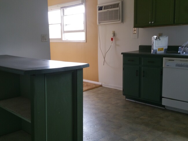 Building Photo - Spacious 3 Bedroom Townhome