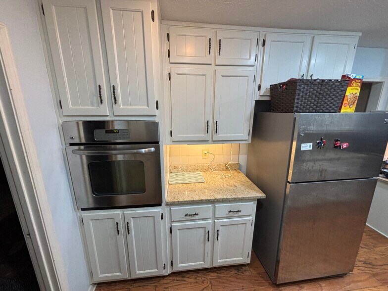 Kitchen - Oven and Refrigerator - 420 Cardigan Cir SW