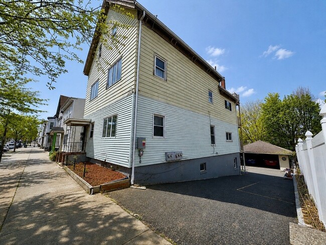 Building Photo - 549 Bennington St
