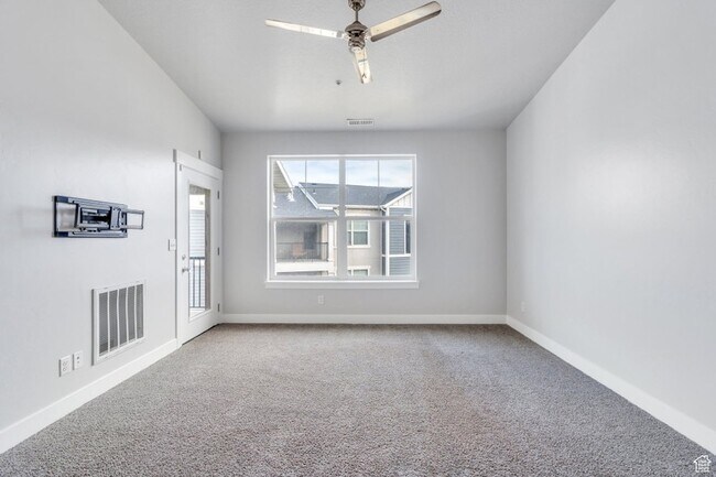 Building Photo - 378 750 N