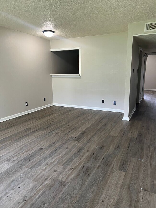 Building Photo - 1 Bed / 1 Bath Apartment