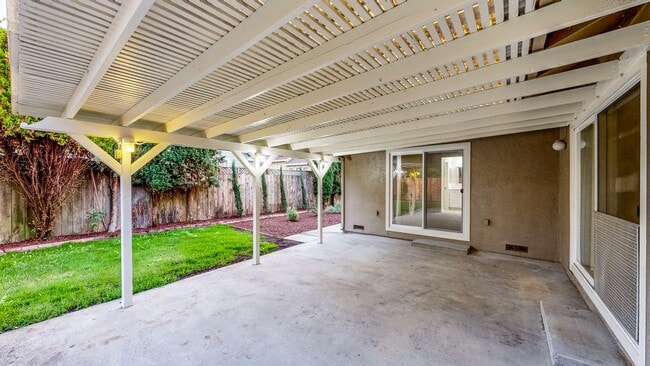 Building Photo - Meticulously Maintained Four Bedroom Singl...