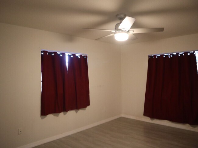 Building Photo - Great Location 3 bedroom 2 Bath 2 Car Garage Call/Text Carole Arcaro 386-216-4900 Deltona Lakes R...