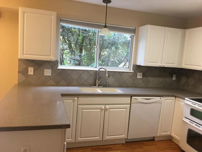 Building Photo - Beautiful 3-Bedroom Home in Rock Creek