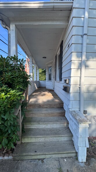 Building Photo - 22 Maple St