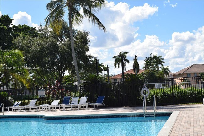 Building Photo - 991 Crestview Cir