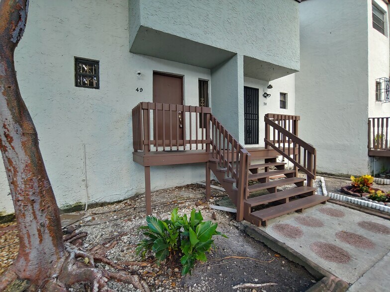 Primary Photo - 1901 NW S River Dr