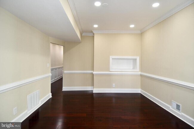 Building Photo - 216 S Henry St