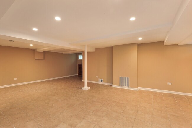 Building Photo - 651 Brier St