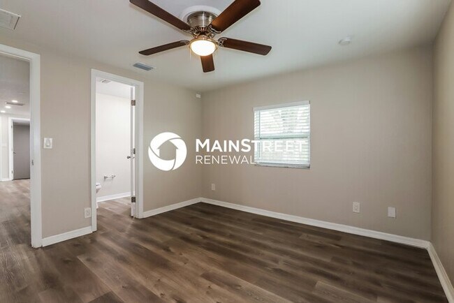 Building Photo - 3 Bedroom Pet-Friendly Home in ST PETERSBURG, FL with Main Street Renewal