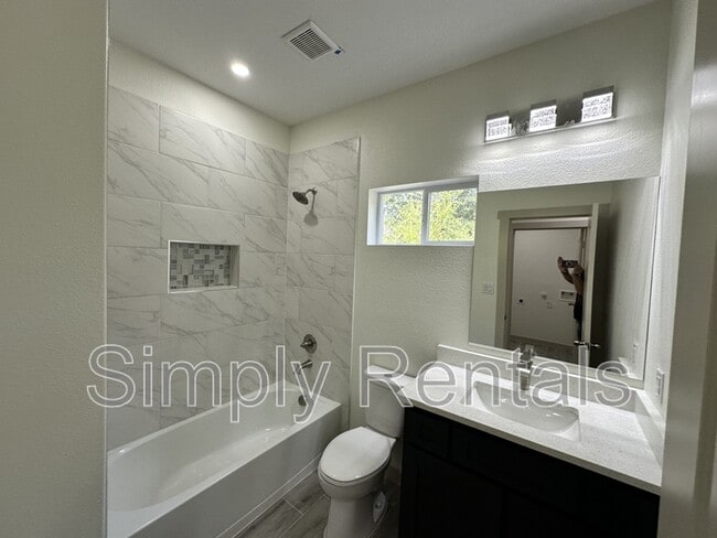 Building Photo - 107 Ross St