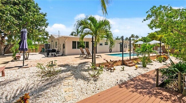 Building Photo - 2736 Riverview Dr