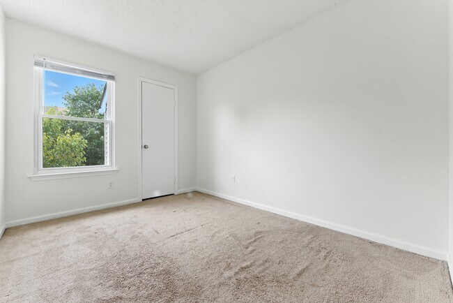 Building Photo - 1323 Longlac Rd