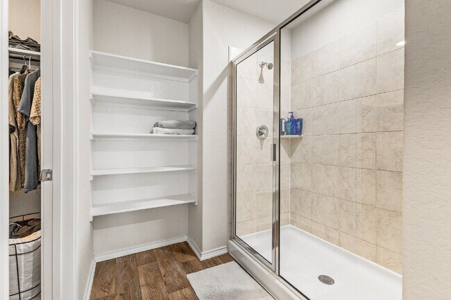 Building Photo - 6430 Greensleeves