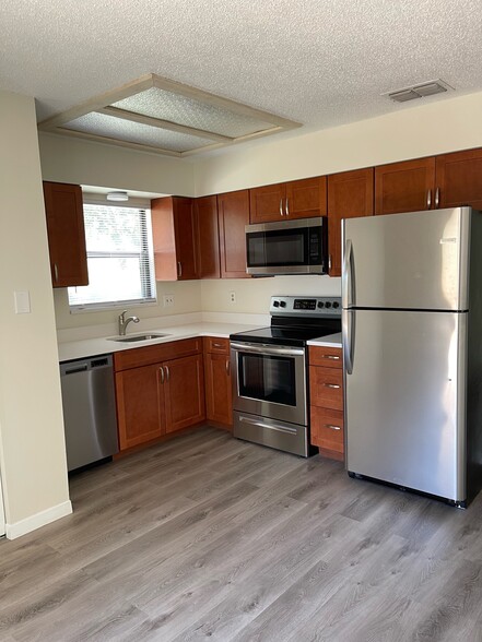 Kitchen - 2901 Bay View Dr