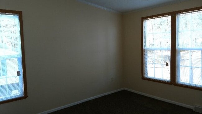 Building Photo - 73 Forest Dr