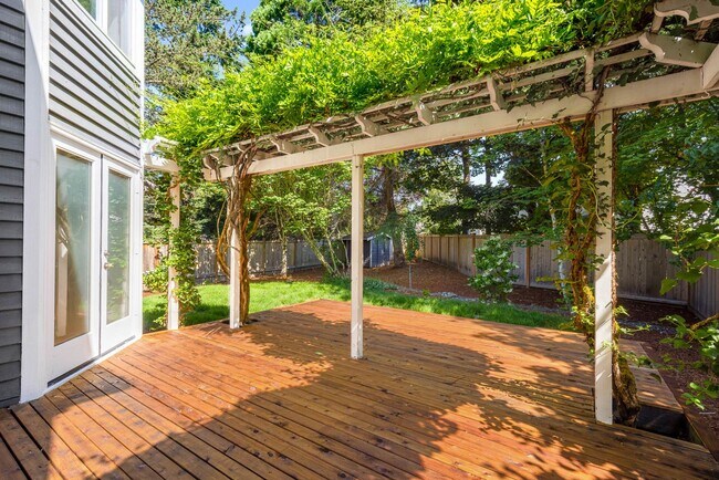 Building Photo - Updated Issaquah Home in Klahanie Neighborhood