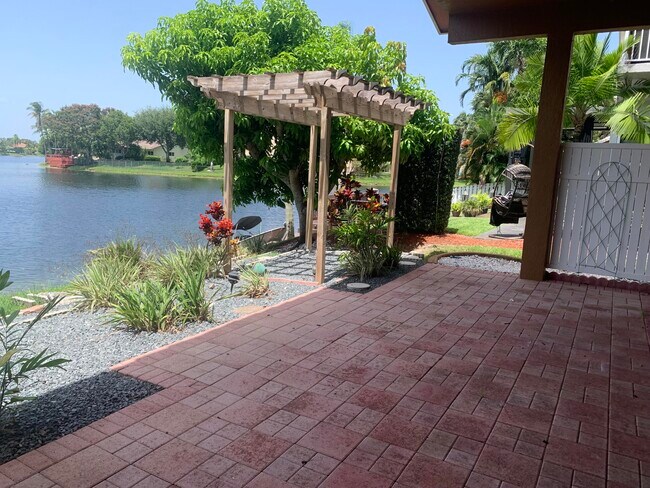 Building Photo - 11585 N Quayside Dr