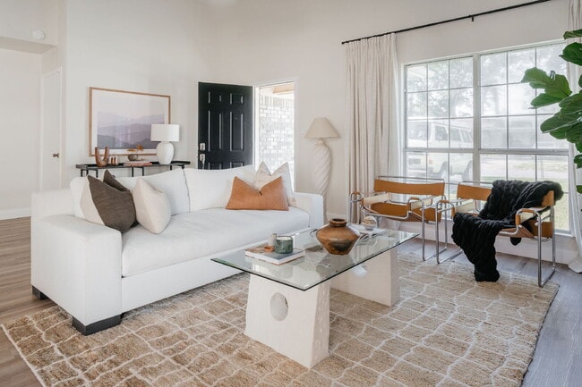 Building Photo - Charming Renovated 3/2 Cottage with Granit...
