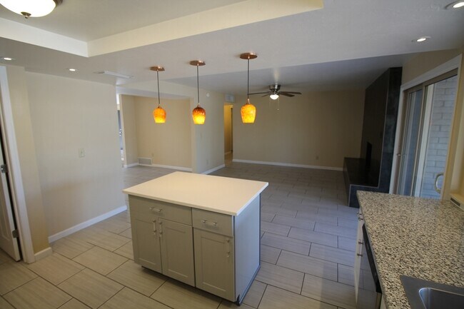 Building Photo - 8615 E Bellevue Pl