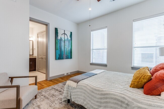 Building Photo - Henderson Ave Townhome with Rooftop Skyline Views