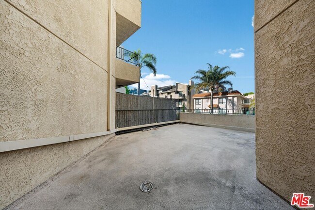Building Photo - 1633 S Bentley Ave
