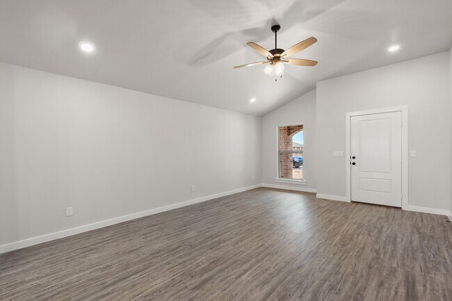 Building Photo - Pre-leasing for July in Bell Farms!