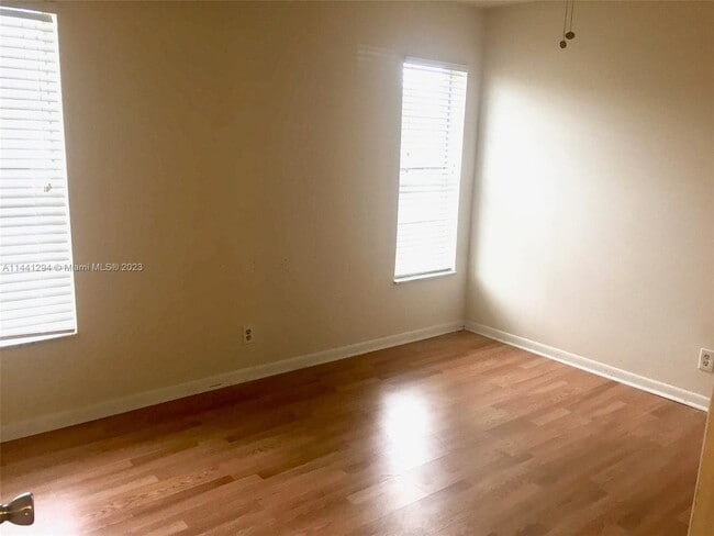 Building Photo - 1100 SE 4th Ave