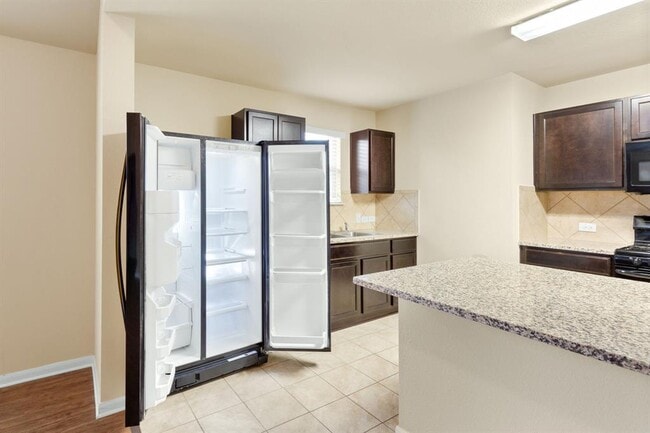 Building Photo - 609 Topaz Ln