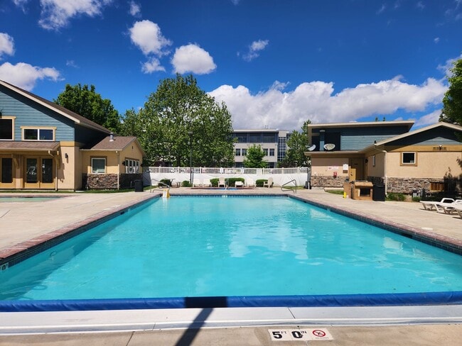 Building Photo - End Unit Townhome Available for Rent July 1st