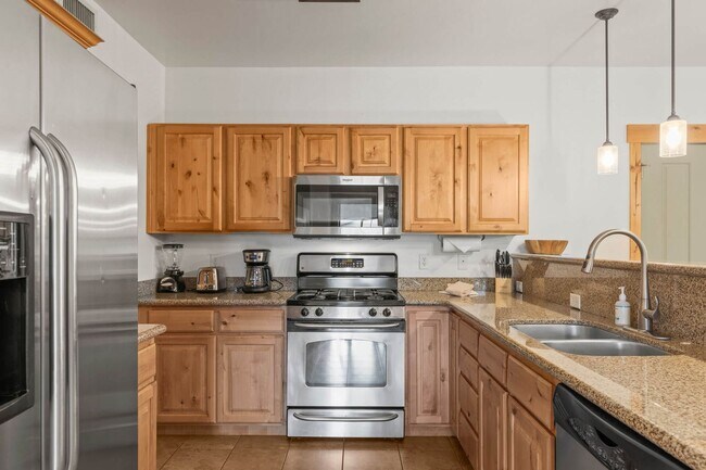 Building Photo - Stunning Furnished Park City Condo
