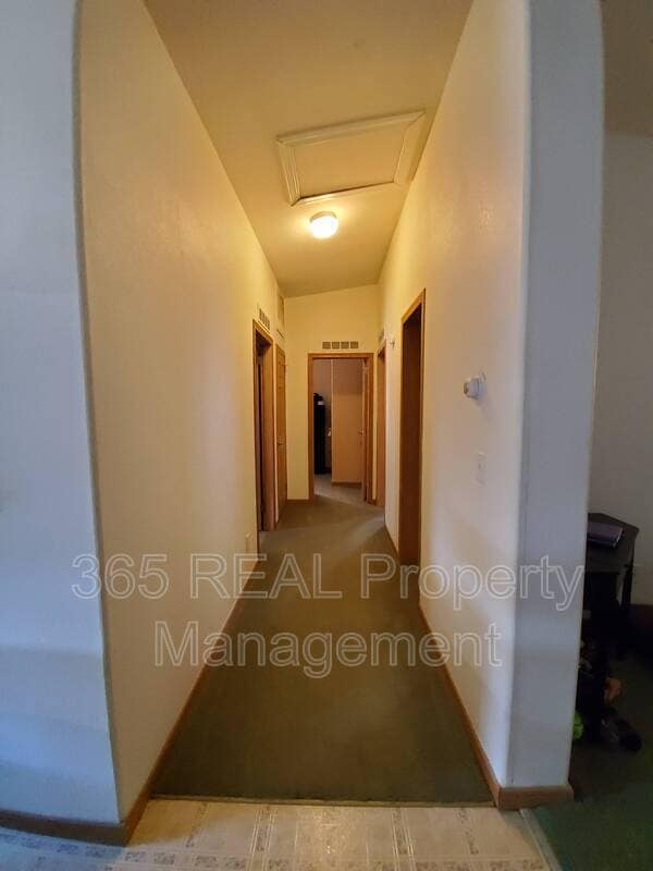 Building Photo - 644 School House Dr