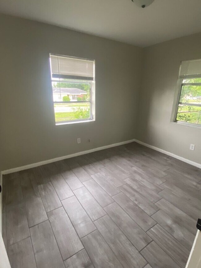 Building Photo - 3 Bed 2 Bath Home | Fenced Yard | Pet Frie...