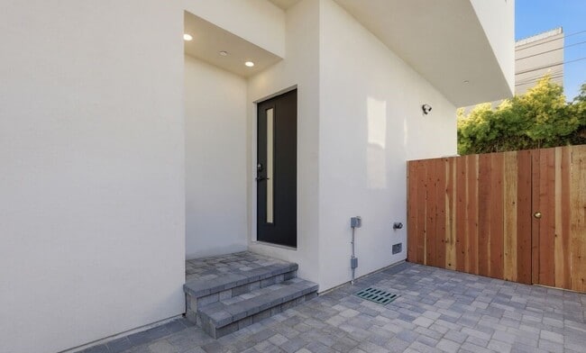 Building Photo - 2835 S Redondo Blvd