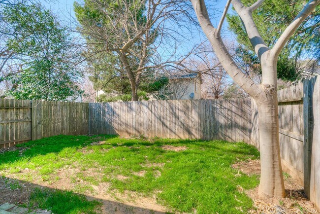 Building Photo - Greenwood Estates has an Excellent 2 Bedroom, 1.5 Bath Townhouse with a Backyard and Garage!