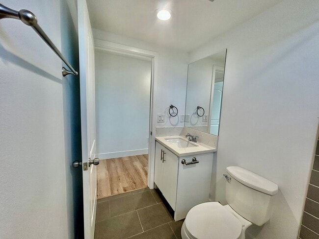 Building Photo - NewB La T 8418