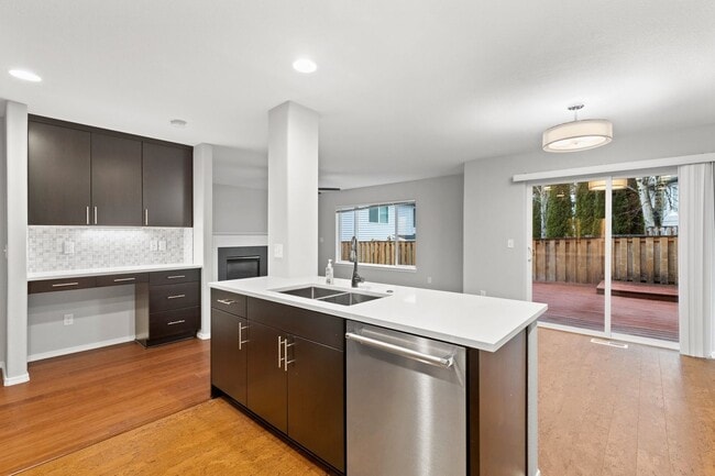 Building Photo - BETHANY 5 bedroom 3 full bath- Beaverton School District- Nike