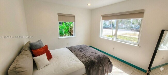 Building Photo - 875 NE 130th St