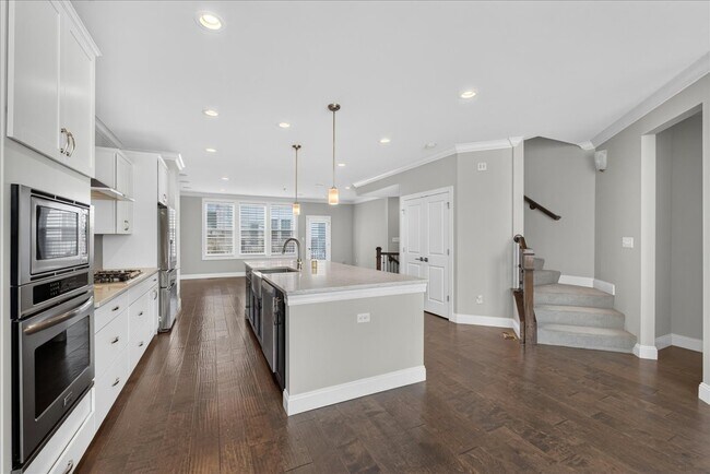 Building Photo - 8013 Central Park Dr