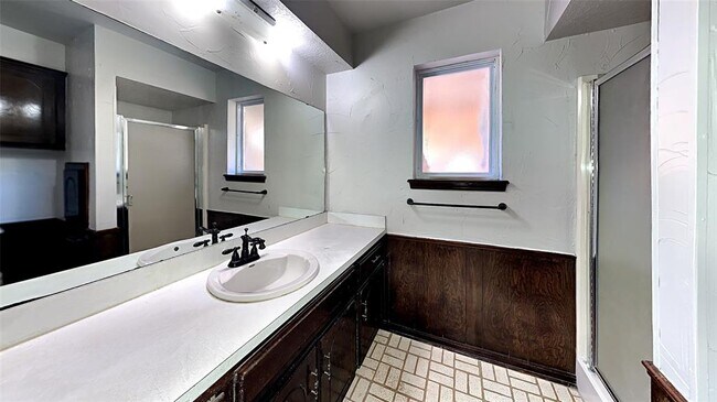 Building Photo - 906 Garden Grove
