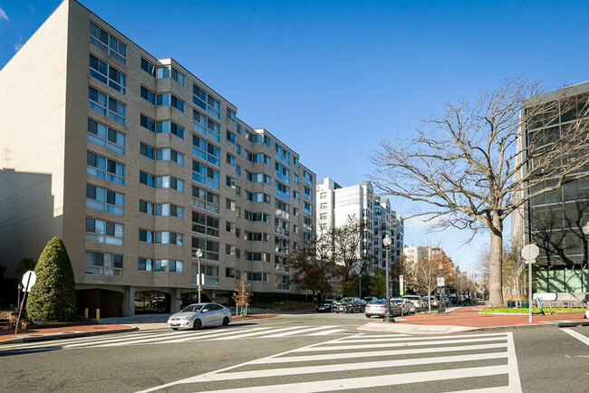 Building Photo - 922 24th St NW