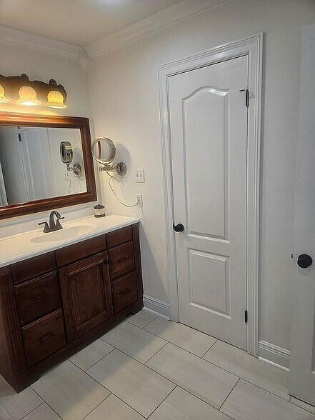 Building Photo - 608 Vanessa Dr