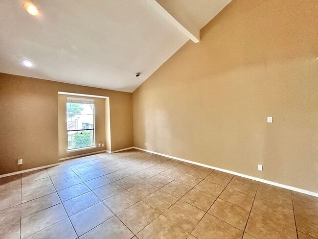 Building Photo - Beautiful 3BR/2BA Two-Level Home with Tall...